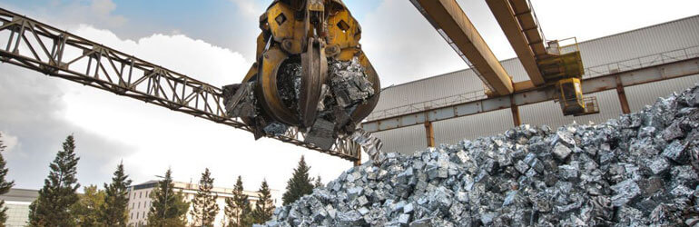 Garra industrial en planta de reciclaje de acero - Ciclo de vida del acero