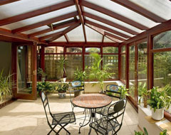 Jardín con techo de lámina traslúcida de policarbonato -  usos de láminas traslúcidas