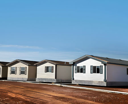 Tres casas prefabricadas con PVC
