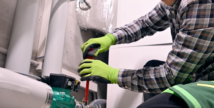 Trabajador realizando instalaciones de tubería - Naves industriales