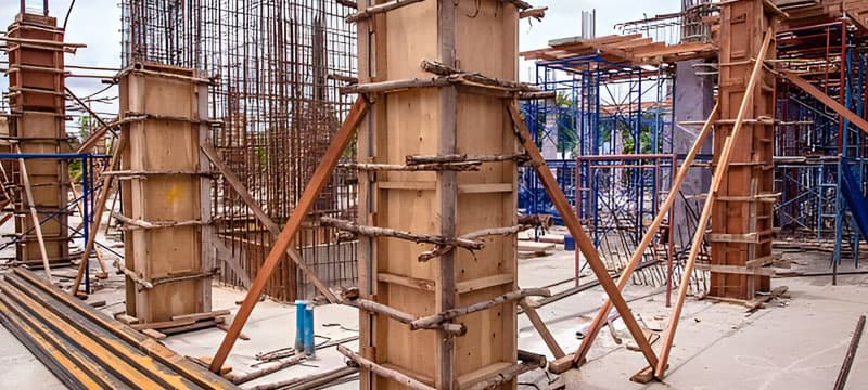 Encofrado de madera para columnas en construcción