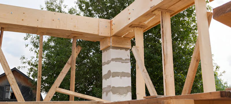 Encofrado de vigas con madera en una construcción