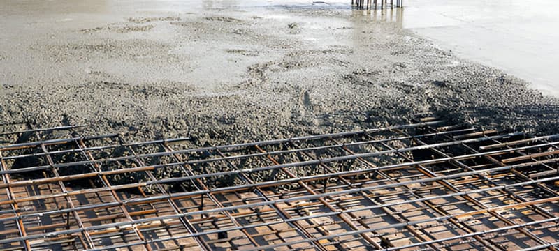 Vertido de concreto dentro de un encofrado de madera y metal