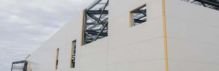 Almacén en construcción con muros de economuro
