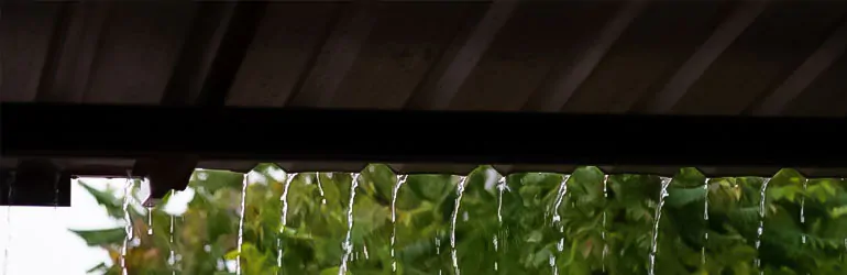 Lluvia escurriendo sobre un techo