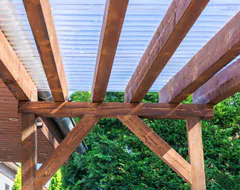 Pérgola de madera con techo de láminas traslúcidas - usos de láminas traslúcidas