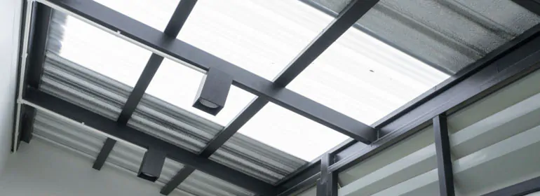 Techo con aplicación de lámina acrílica para el paso de luz natural