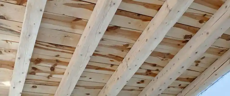 Techo sostenido por cinco vigas de madera - Viga S