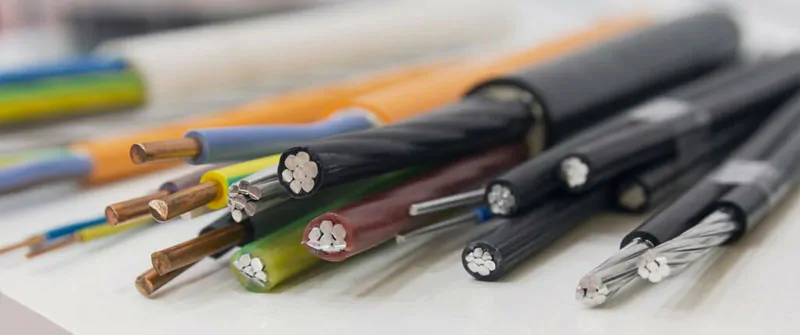Muestras de cables eléctricos con recubrimientos fabricados con materiales aislantes de electricidad