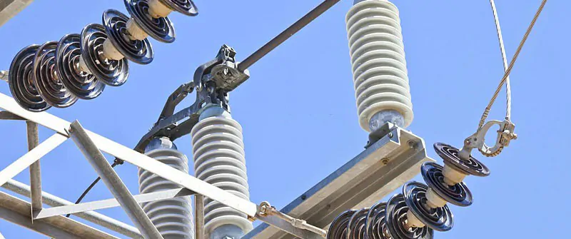 Subestación eléctrica con líneas de potencia y materiales aislantes de electricidad