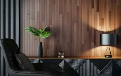 Habitación de trabajo con silla, escritorio, lámpara, planta, adorno y pared revestida con madera - Insonorizantes