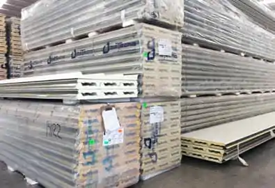 Variedad de paneles aislantes de acero apilados en bodega - Insonorizantes