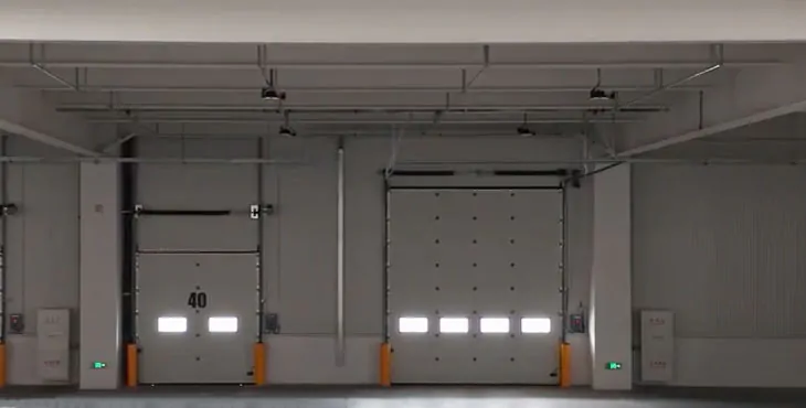Inmueble con puertas para naves industriales de carga y descarga