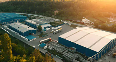 Vista aérea de naves industriales clase a al atardecer