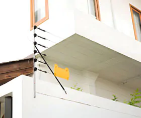 Cerca perimetral eléctrica sobre muro de residencia