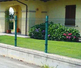 Vista exterior de casa con cerca perimetral de acero prefabricada